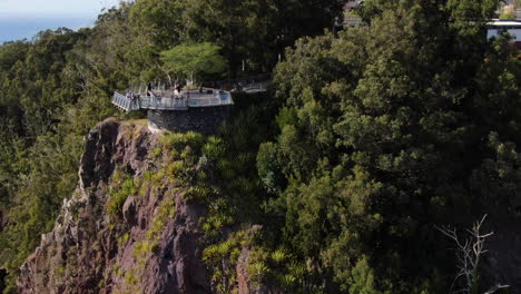 Filmische-Luftaufnahme-Und-In-Der-Ferne-Zum-Aussichtspunkt-Cabo-Girao-Auf-Der-Insel-Madeira-Und-An-Einem-Sonnigen-Tag