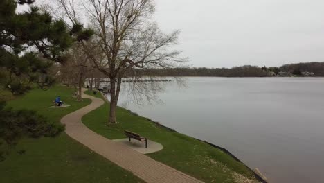 Ufer-Küste-Des-Reeds-Lake-East-Grand-Rapids-Michigan-Drohnen-Luftaufnahmen