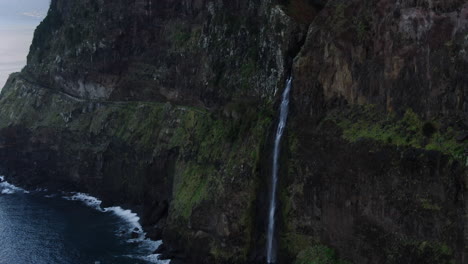 Explora-La-Majestuosa-Cascada-En-El-Acantilado-De-Madeira-Desde-El-Mirador-Del-Velo-De-La-Novia
