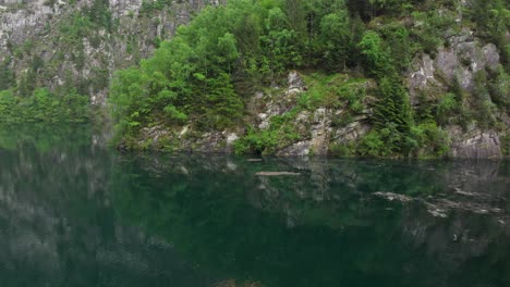 Drone-Volando-Sobre-Las-Aguas-Superficiales-De-La-Represa-Malvaglia-En-Suiza