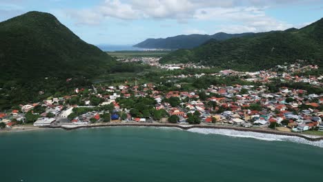 Vista-Aérea-De-La-Isla-De-Santa-Catarina-Florianópolis-Brasil-Vuelo-De-Drones-Sobre-La-Playa-De-Armacao-Paisaje-Marino-Natural-Escénico
