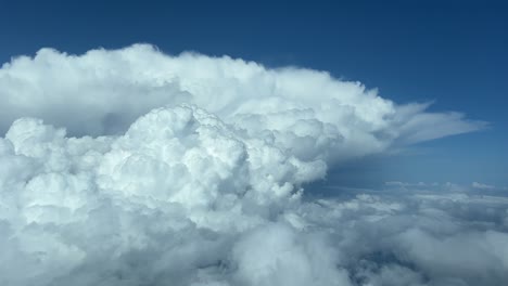Fantastischer-Blick-Aus-Einer-Jet-Kabine-Auf-Eine-Riesige,-Bedrohliche-Cumulonimbus-Sturmwolke-Mit-Tiefblauem-Himmel