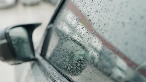 Der-Spiegel-Auf-Der-Fahrerseite-War-Bei-Strömendem-Regen-Mit-Regentropfen-Bedeckt
