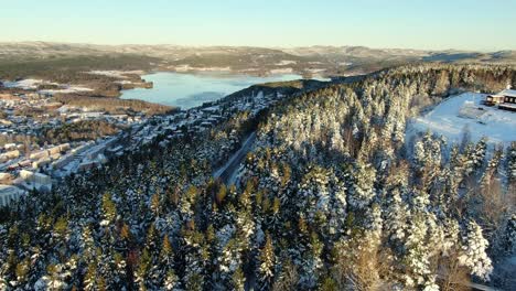 Ein-Schwenkvideo-Des-Maridalensees-Und-Der-Berge-In-Oslo-Bei-Sonnenuntergang