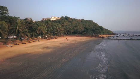 Indien,-Tropischer-Strand,-Blick-Auf-Goa-In-Der-Bucht-Des-Arabischen-Meeres,-Indischer-Ozean,-Sonnenuntergang-Am-Strand,-Luftaufnahmen,-Filmisch-Zur-Richtigen-Bewegung