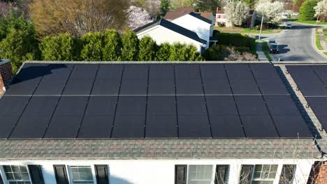 Sonnenkollektoren-Auf-Dem-Dach-Eines-Amerikanischen-Hauses