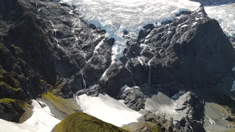 Impresionante-Vista-De-Pájaro-Del-Glaciar-Derritiéndose-Desde-Una-Pendiente-Empinada