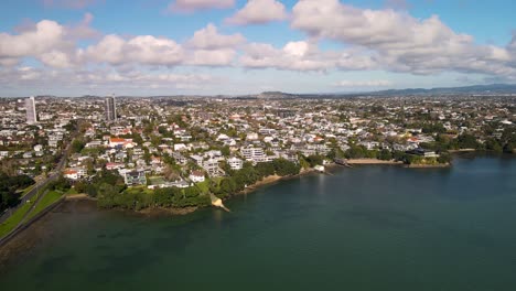 Innenstadt-Von-Auckland,-Wunderschöne-Küste-Mit-Zugang-Zum-Strand-In-Der-Herne-Bay