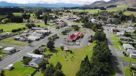 Aerial-tilt-down-to-Lumsden-free-campsite,-old-train-station-rebuilt-to-a-tourist-spot,-New-Zealand