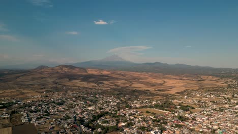 Aventuras-Aereas-En-Yecapixtla:-Descubriendo-El-Pueblo-Y-El-Volcan-Popocatepetl,-Mexico