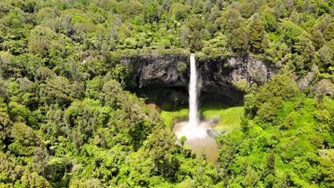 Aerial-shot-of-spectacular-Bridal-Veil-Falls,-lagoon-and-rainbow
