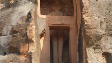 Antigua-Escultura-Jainista-Tallada-En-Rocas-En-Gopachal-Parwat-Del-Fuerte-De-Gwalior,-Madhya-Pradesh,-India