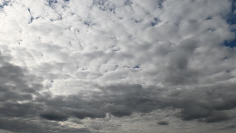 Hermosos-Movimientos-Nubes-Blancas-Sobre-Fondo-De-Cielo-Gris