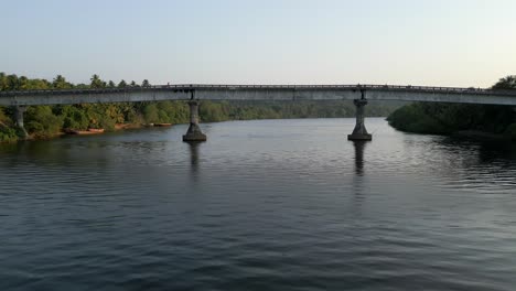 Karl-River-Am-Dorf-Malvan-Koran-Nerur-Paar-Brücke-Drohnenaufnahme