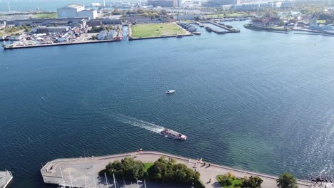 Puerto-Deportivo-De-Langelinie-Con-Modernos-Barcos-Anclados-Y-Uno-Navegando-Por-El-Mar-Báltico-En-Un-Maravilloso-Día-Soleado-De-Verano-En-Copenhague,-Vista-Aérea