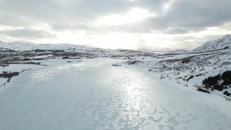 Ascenso-Aéreo-Y-Pan-De-Lago-Congelado,-Islas-Lofoten,-Noruega---Drone-4k