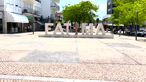Der-Weite-Blick-Auf-Die-Friedliche-Stadtlandschaft-Strahlt-Ein-Gefühl-Von-Ruhe-Und-Harmonie-Aus-Und-Repräsentiert-Einen-Ruhigen-Winkel-Der-Welt-Im-Fatima-Heiligtum-In-Portugal