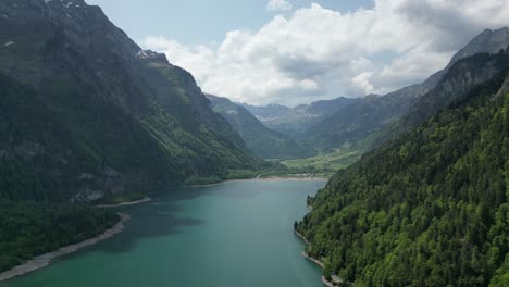 Aerial-forward-shot-of-Klöntalersee-lake,-Glarus-Canton,-Switzerland