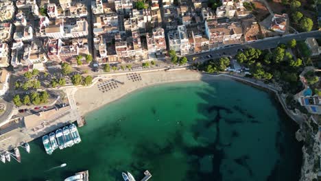 Malerische-Aussicht-Auf-Eine-Kleine-Stadt-Und-Boote-Im-Hafen-Von-Porto-Cristo-An-Einem-Sonnigen-Tag-Auf-Mallorca,-Spanien