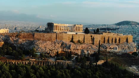 Drohne-Athen-Griechenland-Aufsteigende-Aufnahme-Bei-Sonnenaufgang-Der-Antiken-Tempelantenne