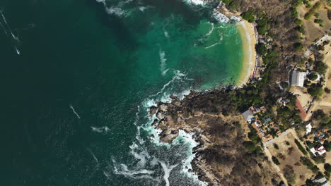 Luftaufnahme-über-Der-Küste-Von-Puerto-Escondido,-Mexiko---Vogelperspektive,-Drohnenaufnahme
