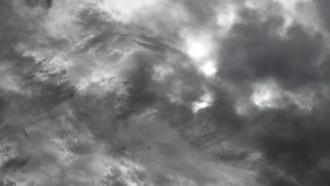 Cielo-Con-Rayos-Y-Nubes-Oscuras