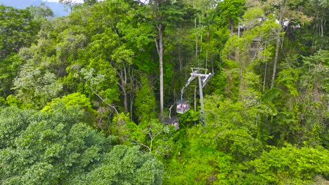 Un-Teleférico-Rodeado-De-Exuberante-Vegetación-En-Costa-Rica,-América-Central