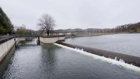 Weir-system-for-generating-electricity-with-a-small-bridge-made-of-concrete