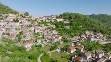 Atemberaubende-Landschaftsansicht-Eines-Dorfes-Auf-Der-Insel-Lastovo,-Umgeben-Von-üppigen-Grünen-Bäumen-Auf-Bergen-Im-Süden-Kroatiens