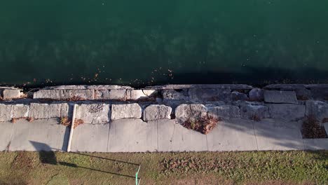 Drohnen-Dolly-Blickt-über-Kaputte-Ufermauer-Entlang-Des-Lake-St