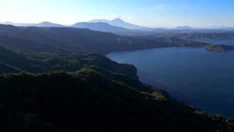 Hermosa-Naturaleza-En-Centroamérica-Con-Un-Enorme-Volcán-Y-Bosque