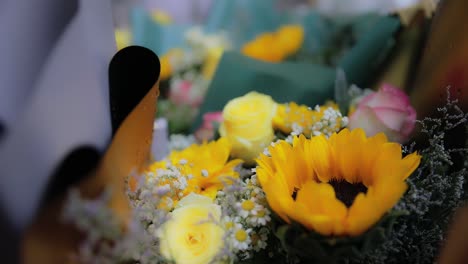 Nahaufnahme-Von-Sonnenblumen,-Eingewickelt-In-Einen-Blumenstrauß,-Auf-Dem-Straßenblumenmarkt-In-Thailand
