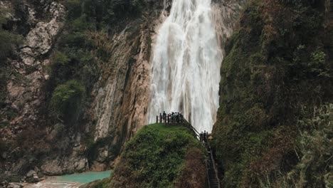 Tourists-On-Viewpoint-Admiring-The-Beauty-Of-El-Chiflon-Waterfall-In-Chiapas,-Mexico