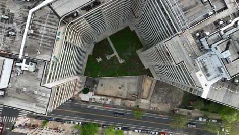 Hoher-Wolkenkratzer-In-Einer-Städtischen-Metropole-In-Amerika-Mit-Grünem-Dach-Für-Die-Umwelt-Weit-Unten