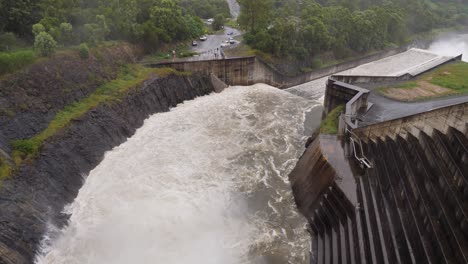 Handaufnahme-Des-Wasserausflusses-Des-Hinze-Staudamms-Bei-Starkem-Regen-Während-La-Niña,-Hinterland-Der-Gold-Coast,-Queensland,-Australien