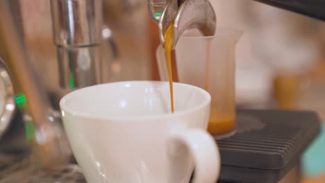 Kaffeemaschine-Bereitet-Espresso-In-Weißer-Keramiktasse-Zu
