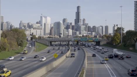 Verkehr-Von-Chicago,-Wunderschönes-Establishment-Mit-Skyline-Der-Stadt,-Amerikanischer-Highway
