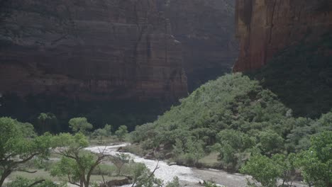 Un-Río-En-Un-Cañón-En-El-Parque-Nacional-Zion