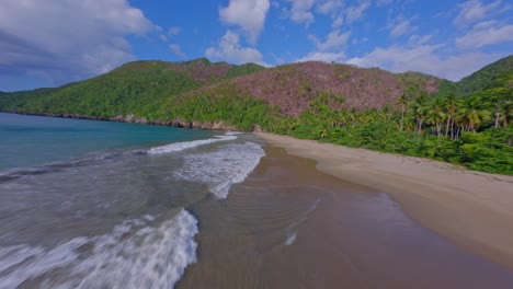 Dynamischer-FPV-Drohnenflug-über-Tropischen-Strand-In-Der-Dominikanischen-Republik