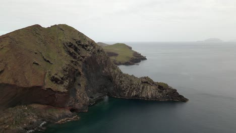 Luftpanorama-Der-Atemberaubenden-Küste-Von-Ponta-Sao-Lourenco,-Madeira,-Portugal