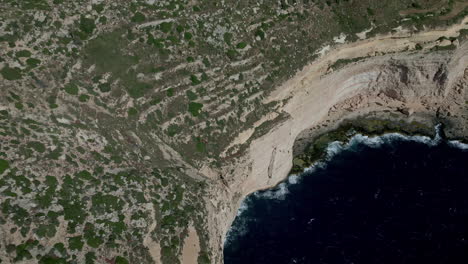Luftdrohnenaufnahme-Der-Hoch-Aufragenden-Dingli-Klippen-über-Dem-Mittelmeer-In-Malta