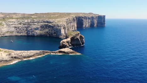 Acantilados-En-Gozo,-Hermosa-Isla-En-Malta,-Dron-De-Tiro-Aéreo-Vuela-Hacia-Adelante-En-Un-Día-Caluroso-De-Verano