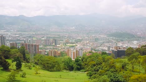 Toma-Aérea-Lenta-Del-Centro-De-La-Ciudad-De-Medellín-Desde-El-Mirador-De-Las-Palmeras