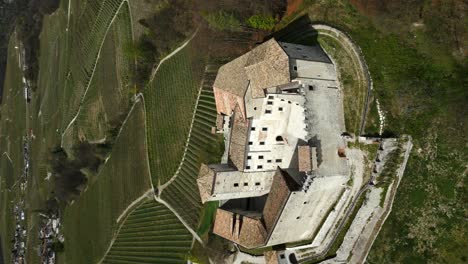 Vertical-Del-Edificio-Del-Complejo-Medieval-Del-Castillo-De-Belasi-Cerca-De-Campodenno-En-Trentino,-Italia