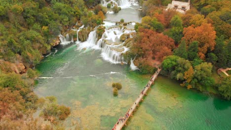 Eine-Drohne-Erfasst-Die-Krka-Wasserfälle-In-Atemberaubender-Detailgenauigkeit