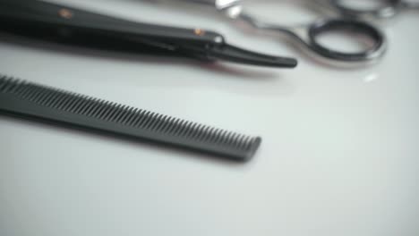 Scissors-And-Comb-Used-By-Professionals-In-The-Hairdressing-Industry