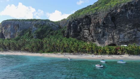 Boote-Am-Tropischen-Karibischen-Sandstrand,-Ferienort-In-Der-Dominikanischen-Republik