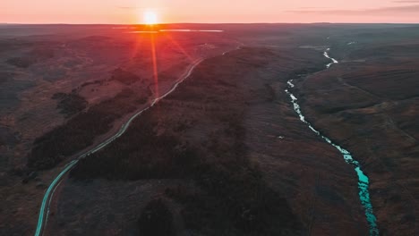 Golden-Hour-Drone-Hyperlapse-Des-Sonnenaufgangs-über-Einem-Sumpfigen-Moorland
