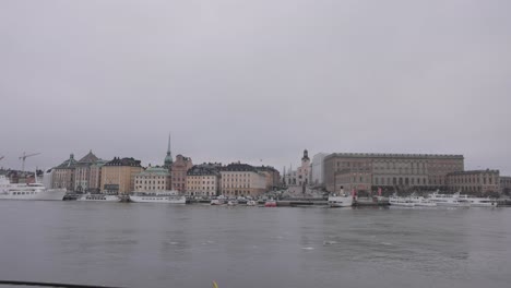 Asombroso-Reflejo-Del-Paisaje-Urbano-En-El-Río-En-Estocolmo,-Suecia