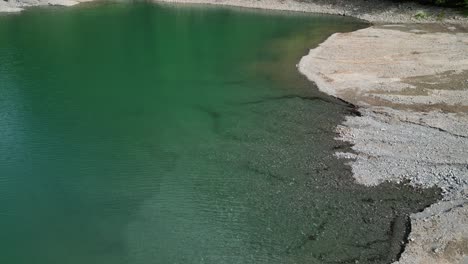 Drohnenansicht-Des-Klöntalersees-Mit-Klarem-Wasser,-Kanton-Glarus,-Schweiz